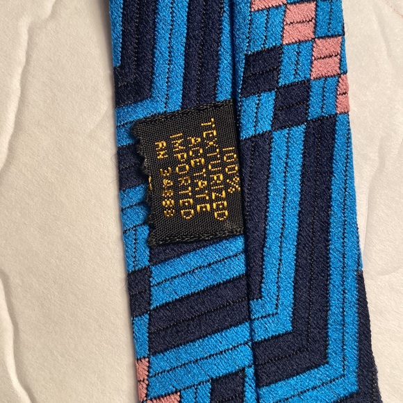 Like New Vintage 60s Textured Acetate Imported Necktie - Picture 6 of 12
